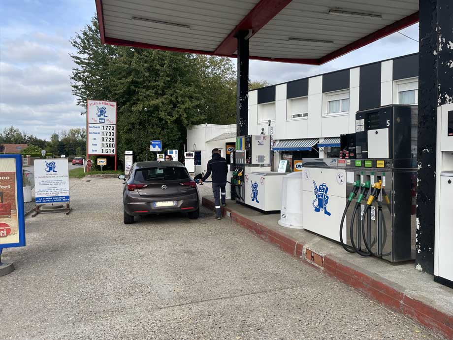 Un pompiste de la station Delabrière en train de servir un client au volant de sa voiture à la pompe à essence, en Seine-Maritime (76).